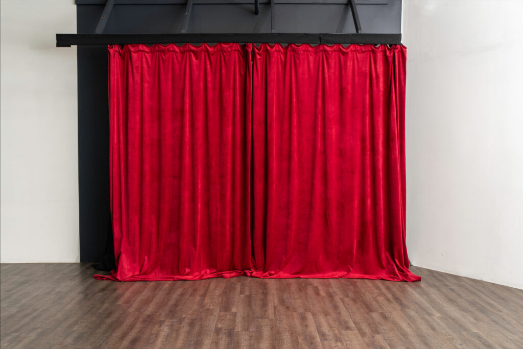 Daylight photo studio in Los Angeles for rent with Valentines day decorations Pro I_3