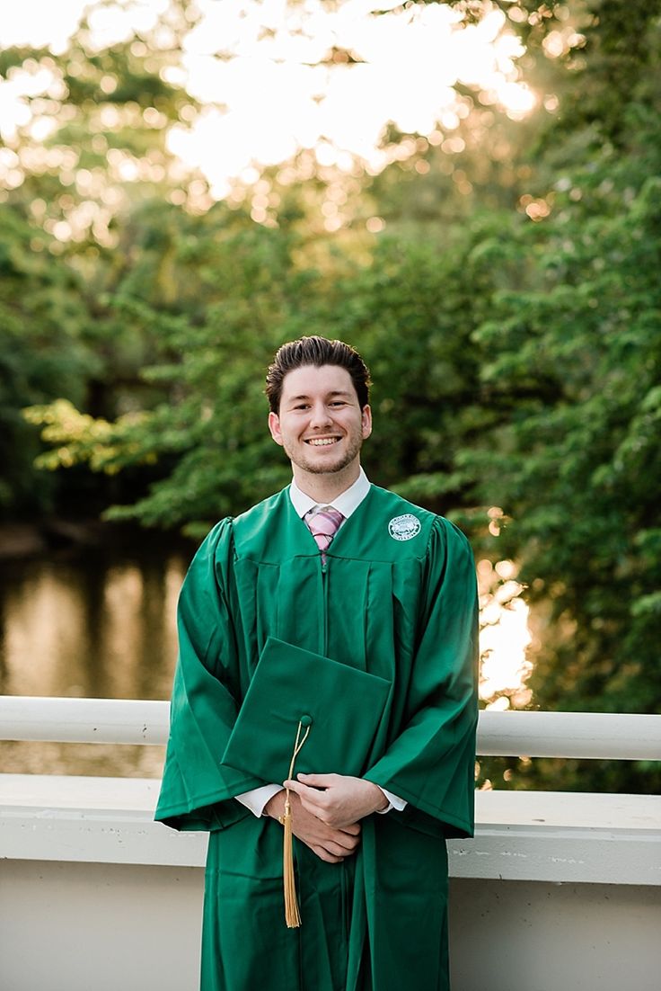 graduation photo classic pose