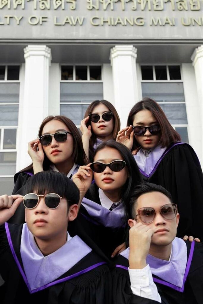graduation photo group pose