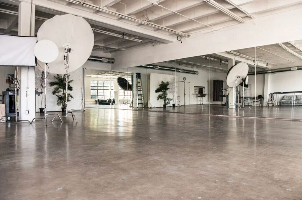 Mirror wall photo studio for rent in Los Angeles